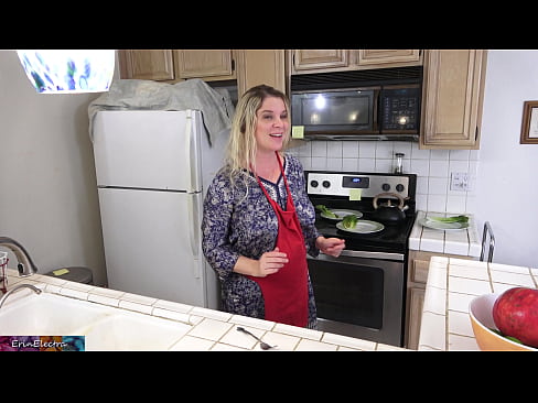 ❤️ Stepmom u munghje in cucina prima di a so data Porno vk à co.verhentai.ru ❤