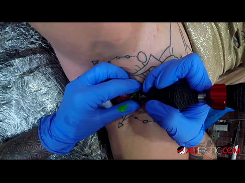 ❤️ Sully Savage, hottie estremamente tatuata, hà fattu un tatuatu nantu à u clitoris Porno vk à co.verhentai.ru ❤