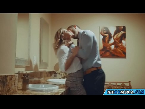 ❤️ Quandu una bionda tettona ti seduce in un bagnu publicu Porno vk à co.verhentai.ru ❤